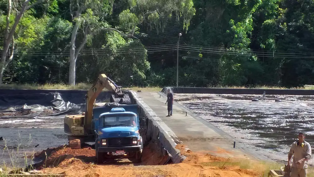 Caminhão e escavadeira da Ecovix em serviço numa estação de tratamento de efluentes